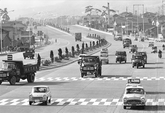 13 昭和39年 第二阪神国道の横断歩道