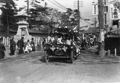 来賓を乗せた花自動車