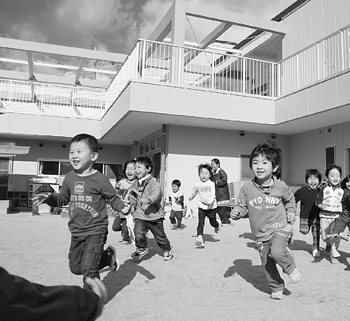 笑顔で駆け出す保育所の子どもたち