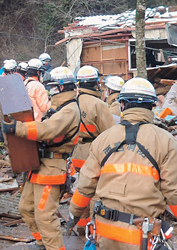 職員が現地に