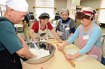 写真：健康管理とめん打ち体験