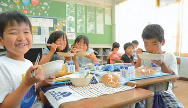 写真: 現代の給食の様子