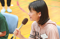 写真：選手へのインタビューの様子