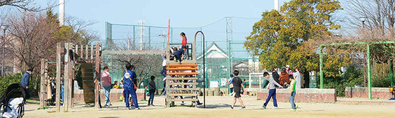 写真：公園で遊ぶ様子