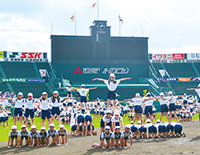 写真：甲子園球場で行われる小連体の様子