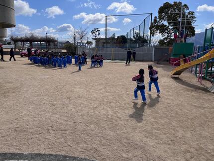 避難訓練で園児が園庭に集結する様子