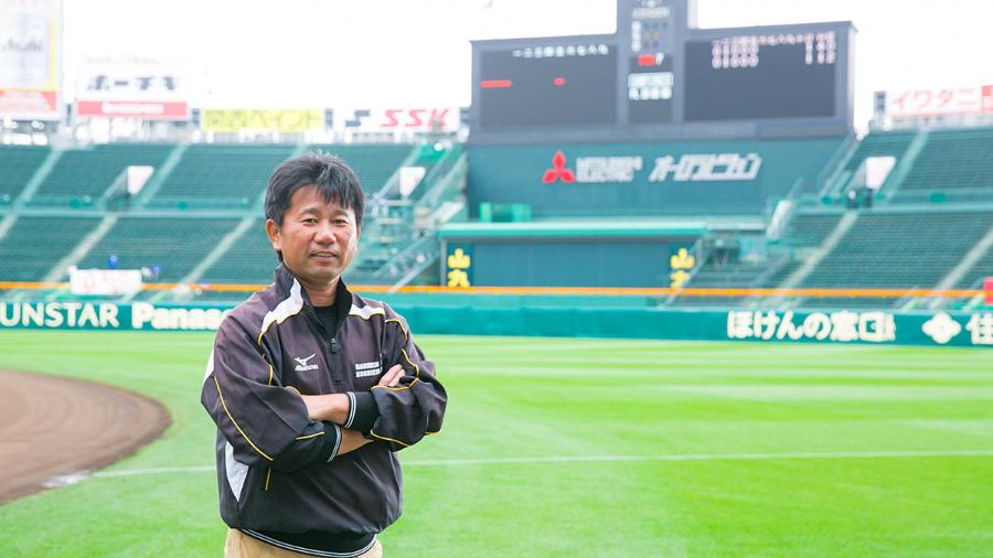 グラウンドをバックに「阪神園芸」甲子園施設部長の金沢健児さん