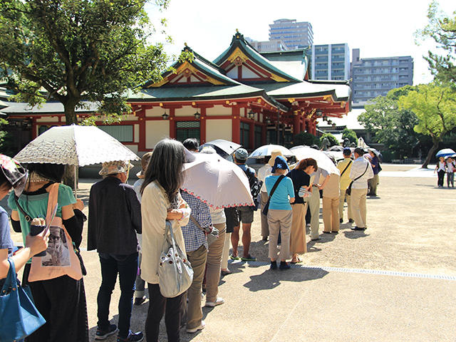 参拝者の列