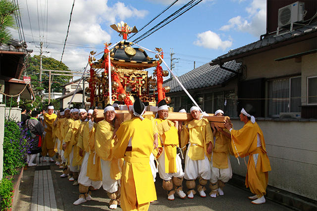 御神輿の巡幸の様子