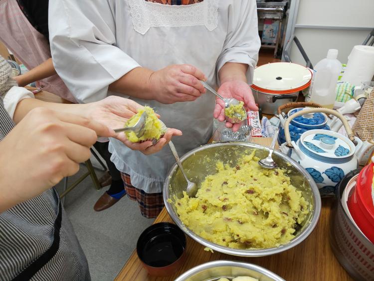 スイートポテトの盛りつけ真最中