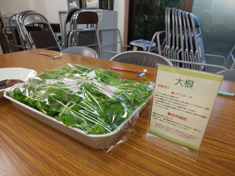 テーブルの上にはお野菜の栄養成分についてのボードも