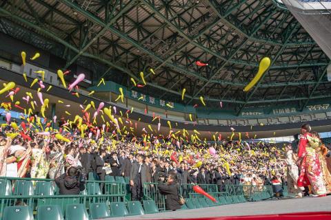 阪神甲子園球場で成人式が行われている様子