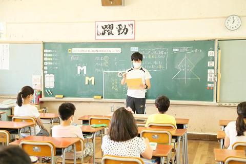 学校再開後に新型コロナ感染対策を行った上で授業を行う様子