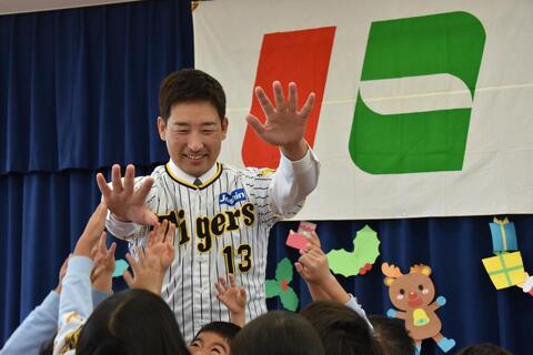 阪神タイガースの岩崎選手によるおもちゃ寄贈の様子2