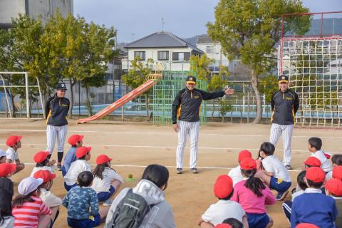 阪神タイガースのコーチ陣が自己紹介する様子