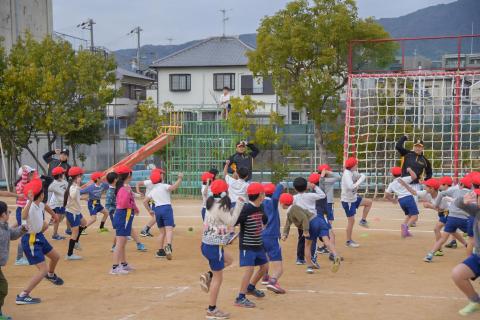 ボールの投げ方を指導する様子