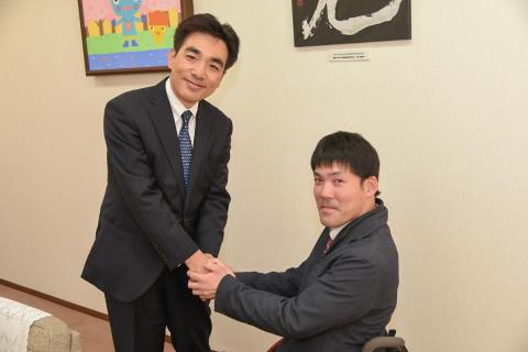 市長と握手する大矢選手