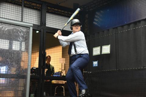 甲子園球場が再現されたバーチャルバッティングセンターでバッティング体験をする西宮市ええもんひろめ大使の兵動大樹さん