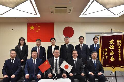 紹興市友好訪問団と市関係者の集合写真