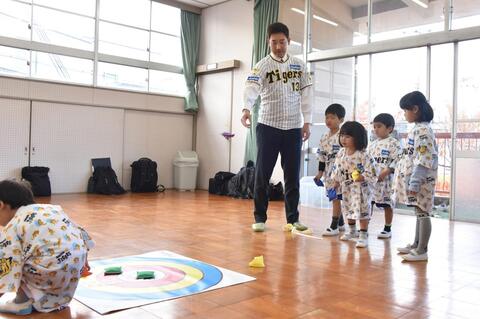 園児とターゲットゲームで遊ぶ岩崎選手