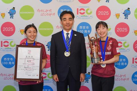 尾川奈穂選手、塚本明日香選手と石井市長