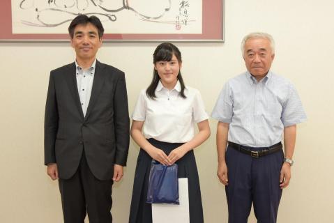 西宮東高校の樫原さんと市長・教育長の記念写真