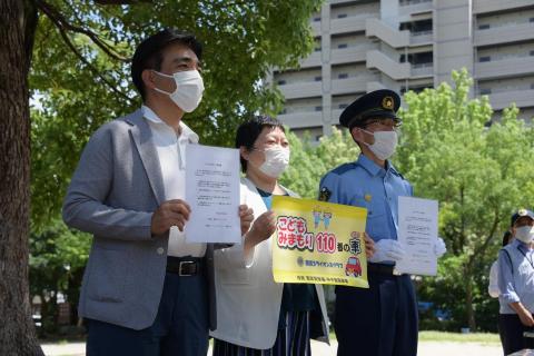 石井市長、西宮ホワイトライオンズクラブの野村めぐみさん、甲子園警察署長の横田誠治による記念写真