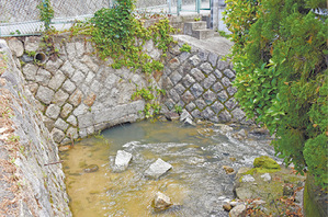 仁川の川底をくぐった先の出口部分の様子（百間樋児童遊園南側）